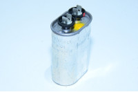 General Electric 26F1650 2,5µF/660VAC 35x55x85mm motor run capacitor with 4x 6,3x0,8mm faston terminals