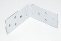 80x80x40x3mm teräksinen kulmarauta jossa 12x 5mm reikiä ja valkoista väriä