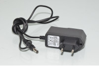 230VAC AC Adaptor HK-008C ulostulo 9VDC 0,5A, hakkuri, 5,5x2,1x11,5mm DC liitin