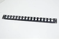 19" 1U räkkiasennettava kytkentäpaneeli jossa 16x 14,7x19,3mm reikää