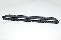 19" 1U räkkiasennettava kytkentäpaneeli jossa 24x CAT6 RJ45 pistoketta ja irroitettava vedonpoisto