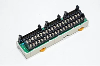 Omron XW2B-40G5 riviliittimen muunnosyksikkö