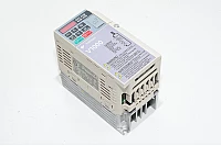 Yaskawa V1000 CIMR-VCBA0003BAA kompakti vektoriohjattu moottoriohjain, sisääntulo 200-240VAC 7,3A ulostulo 3~ 0-240VAC 3,3A 0-400Hz 750W *uusi*