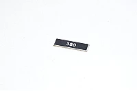 Merkkikilpi, musta, 32x8mm suorakulmainen, "380"