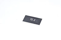 Merkkikilpi, musta, 37x19mm suorakulmainen, "TE 2"