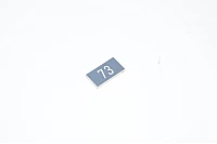 Merkkikilpi, harmaa, 20x11mm suorakulmainen, "73"