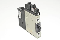 SMC ZM131HF-K5LZ-E55CN-Q moniasteinen alipaine-ejektori 1,3mm suuttimella, 24VDC solenoidiventtiilitoimisella imulla ja puhalluksella, digitaalisella ZSE1 alipainekytkimellä