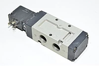 SMC EVF5120-5Y0B-03F 5/2 pilottiohjattu solenoidiventtiili G3/4" porteilla ja 24VDC solenoidikelalla jossa DIN 43650-B EN 175301-803 ISO 6952 B-mallin taitetut liittimet