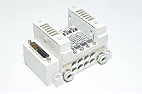 SMC VV5Q11-04FU0-S-Q F-kit D-sub top, sisäiset äänenvaimentimet, 4x venttiiliasemapaikkaa, VQ1000 sarjan magneettiventtiiliryhmän runkoyksikkö