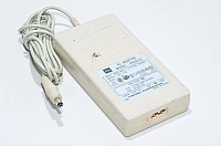 18VDC 1,7A 30W ulostulo, 100-240VAC 0,7-0,4A sisääntulo Toshiba PA2431U hakkurivirtalähde, 5,5x2,1mm DC plugi