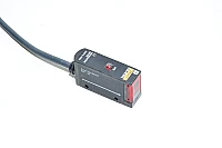 Omron E3S-AT31-L vaakamallin valokennoanturi (lähetin) sisäänrakennetulla vahvistimella, 10-30VDC, 100mA PNP *uusi*