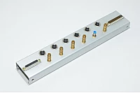 Alumiininen liitinpaneeli jossa 1x 25pin naaras D-, 1x 37pin uros D-, 6x 5pin 240° kierteellinen DIN- ja 5x Festo KD-M5 pikaliitin + 1x QSM-M5-4-I