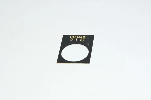 Merkkikilpi, musta, 30x40mm suorakulmainen, 22mm kytkimelle / merkkilampuille "OHJAUS 0-1-ST"