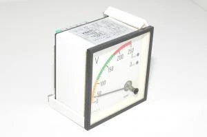 Analoginen jännitemittari Zurc CEC96 0-250V värillisellä asteikolla