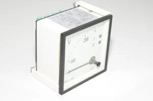 Analoginen jännitemittari Zurc CEC96 0-250V mustavalkoisella asteikolla