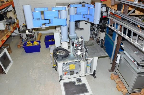 Sankyo Sklam SR8447 ja SR8837 Scara tyyppiset robotit + 2x SC3000 + teräs pöytä + Siemens Simatic PC + Tarra aplikaattori