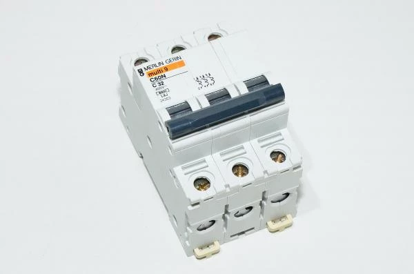 32A 3-vaihe C-tyypin automaattisulake / johdonsuojakatkaisija Merlin Gerin multi9 C60N C32 230VAC / 400VAC