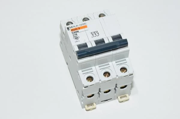 16A 3-vaihe D-tyypin automaattisulake / johdonsuojakatkaisija Merlin Gerin multi9 C60N D16 230VAC / 400VAC