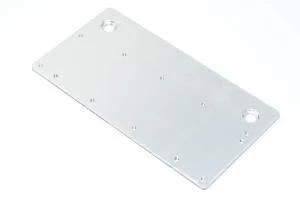 Alumiininen kytkinpaneeli 117x225x4mm jossa 2x upotettua 10mm ja 12x M5 reiät