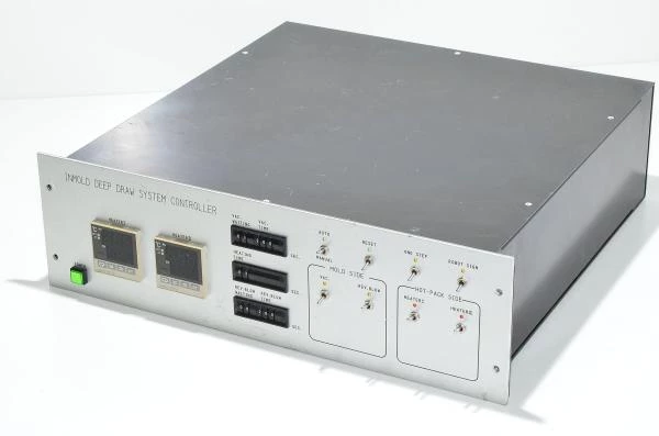 Muotin syvävetojärjestelmän ohjain jossa 2x Omron E5CW-QKJ lämmityselementtien ohjaimia ja jotain muuta tavaraa *yksi kytkin on hajalla*