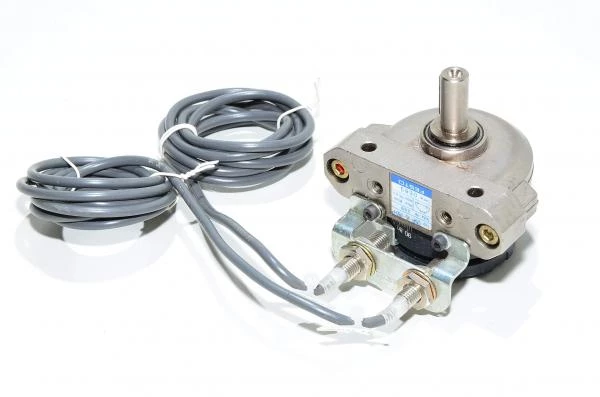 Festo DSR-16-180-P 11910 puoliksi pyörivä kääntölaite jossa kiilaura akseli + antureiden asennusrauta + 2x Omron E2EG-X1R5C1 NPN anturia