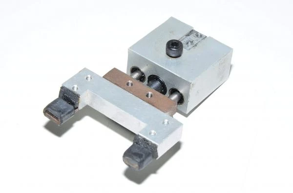 Jousiviritteinen kuulalaakeroitu johdekokoonpano32x17x30mm jossa 7mm liike