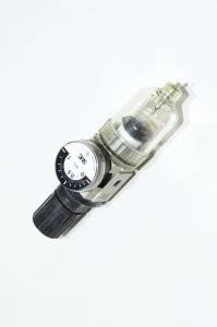 SMC AW1000-M5 + G27-10-R1 paineilman suodatinregulaattoriyksikkö painemittarilla