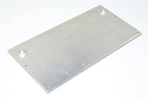 Alumiininen kytkinpaneeli 110x220x5mm jossa 2x upotettua 8mm ja 4x M4 reiät