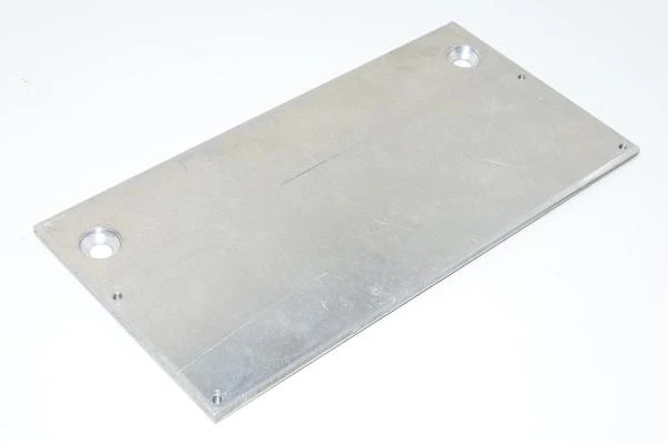 Alumiininen kytkinpaneeli 110x220x5mm jossa 2x upotettua 8mm ja 4x M4 reiät