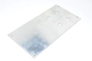 Alumiininen kytkinpaneeli 240x120x3mm jossa 4x upotettua 7mm ja 4x M4 reiät