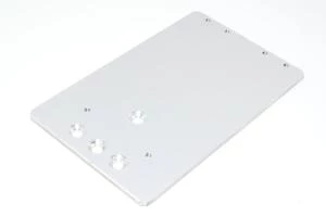 Alumiininen kytkinpaneeli 115x188x4mm jossa 4x upotettua 7mm ja 6x M5 reiät