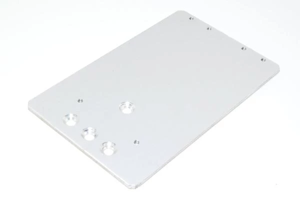Alumiininen kytkinpaneeli 115x188x4mm jossa 4x upotettua 7mm ja 6x M5 reiät