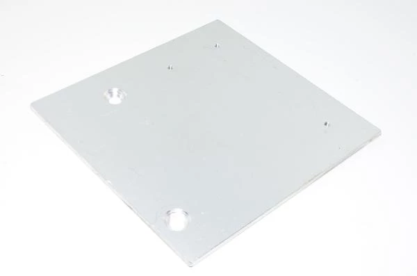 Alumiininen kytkinpaneeli 190x179x5mm jossa 2x upotettua 9mm ja 3x M5 reiät