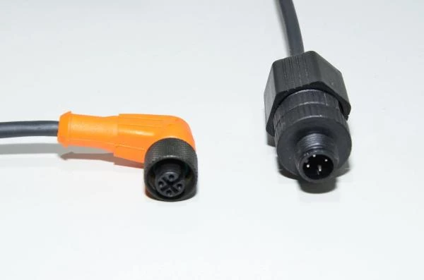 Anturikaapeli IFM E10900 jossa valettu muovinen kulmamallin A-koodattu suojaamaton 4-pin naaras M12 + Phoenix Contact SACC-M12MS-4QCON 1681415 4pin uros M12 anturiliittimet