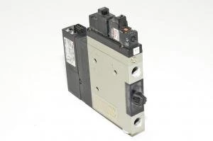 SMC ZM131HF-K5LZ-E55CN-Q moniasteinen alipaine-ejektori 1,3mm suuttimella, 24VDC solenoidiventtiilitoimisella imulla ja puhalluksella, digitaalisella ZSE1 alipainekytkimellä