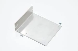 Ruostumaton teräksinen L-paneeli 131x110x40mm, 2x M4 reiät