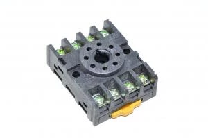 8-pin oktaalikanta pyöreä relepistoke IEC 60067 Omron PF083A DIN kiskolle