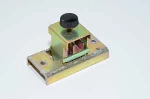 Ruuvitoiminen teräksinen kaapelin suojavaippaliitin / vedonpoisto 12x24mm kaapeleille + 70x35x11mm asennuskiinnike