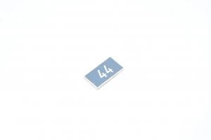 Merkkikilpi, harmaa, 20x11mm suorakulmainen, "44"