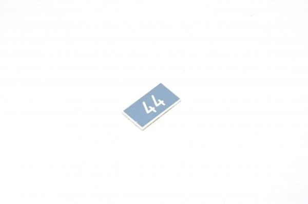 Merkkikilpi, harmaa, 20x11mm suorakulmainen, "44"