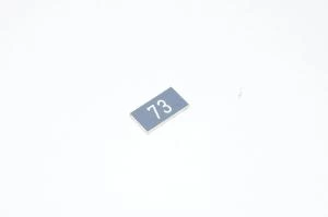 Merkkikilpi, harmaa, 20x11mm suorakulmainen, "73"