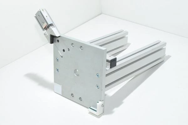 Alumiininen 215x215mm neliskanttisen objektin keskityskokoonpano + SMC CXSL10-10