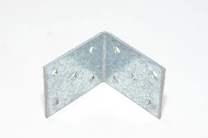 50x50x40x2mm teräksinen kulmarauta jossa 10x 5mm reikiä
