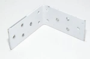 80x80x40x3mm teräksinen kulmarauta jossa 12x 5mm reikiä ja valkoista väriä