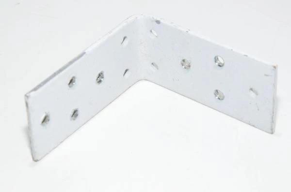 80x80x40x3mm teräksinen kulmarauta jossa 12x 5mm reikiä ja valkoista väriä