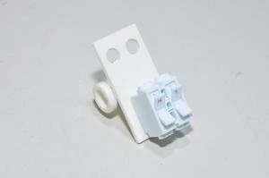Muovinen valkoinen valaisimen ripustin 2x jousikuormitteisella riviliittimellä 1.5mm² kaapeleille *uusi*