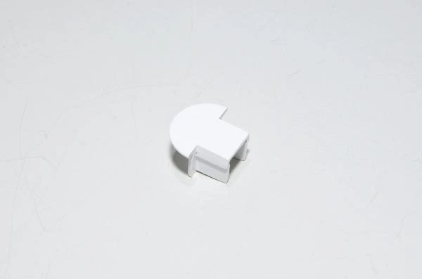 SS2122 white plastic holed plug *new*