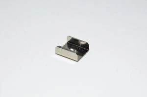 SS-AL-PR-BRACKET-5 teräksinen asennuskiinnike SS6061, SS2122 (ja SS0202) alumiinisille LED nauhan asennusprofiileille *uusi*