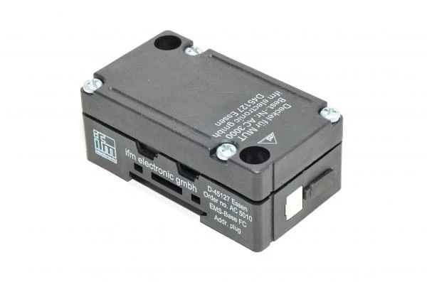 IFM AC5010 AS-i EMS-pohja kytkentämoduuli jossa FC osoitteenantopistoke ja IFM AC3000 AS-i moduulin kansi