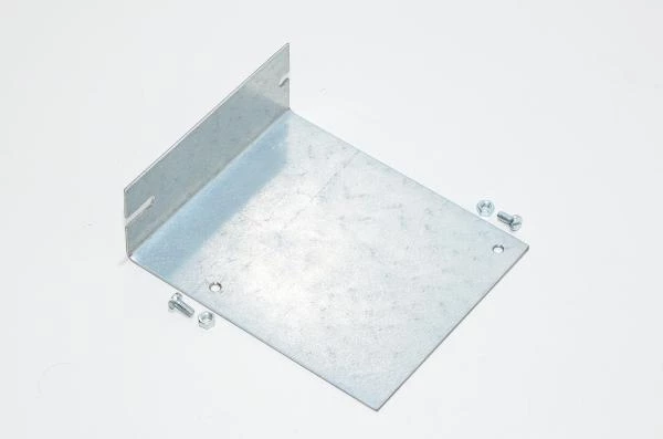 Teräksinen L-paneeli 131x110x41mm, 2x 4mm reijät